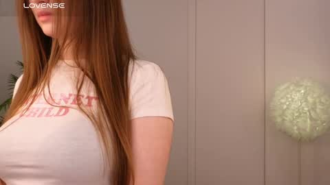 Snapshot of lilly_colins chatting on January 25, 6:13 pm Lilly Colins online show from January 25, 6:13 pm