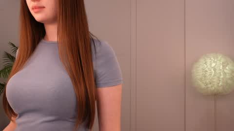 Snapshot of lilly_colins chatting on January 26, 5:55 pm Lilly Colins online show from January 26, 5:55 pm