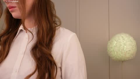 Snapshot of lilly_colins chatting on January 30, 3:29 pm Lilly Colins online show from January 30, 3:29 pm