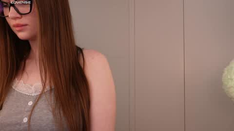 Snapshot of lilly_colins chatting on January 31, 6:03 pm Lilly Colins online show from January 31, 6:03 pm