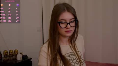 Snapshot of lilly_colins chatting on February 9, 8:24 pm Lilly Colins online show from February 9, 8:24 pm