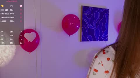 Snapshot of lilly_colins chatting on February 14, 3:15 pm Lilly Colins online show from February 14, 3:15 pm
