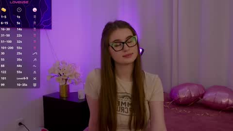 Snapshot of lilly_colins chatting on February 23, 6:45 pm Lilly Colins online show from February 23, 6:45 pm