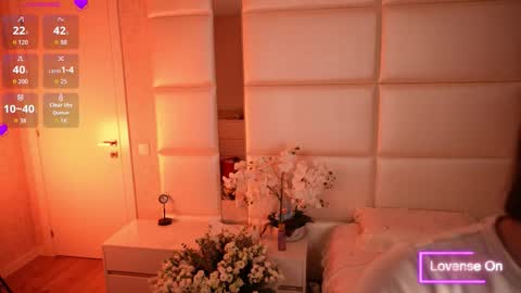 Snapshot of lilly_colins chatting on October 10, 6:18 pm Lilly Colins online show from October 10, 6:18 pm