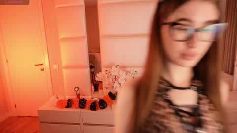 Snapshot of lilly_colins chatting on October 31, 2:40 pm Lilly Colins online show from October 31, 2:40 pm