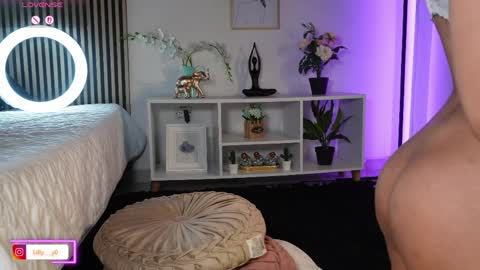 Snapshot of lilly_dollss chatting on April 1, 1:41 pm Sofia online show from April 1, 1:41 pm