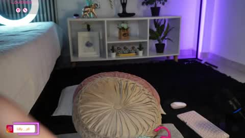 Snapshot of lilly_dollss chatting on April 10, 1:16 pm Sofia online show from April 10, 1:16 pm
