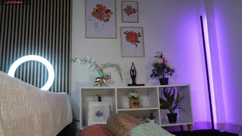 Snapshot of lilly_dollss chatting on April 12, 1:16 pm Sofia online show from April 12, 1:16 pm