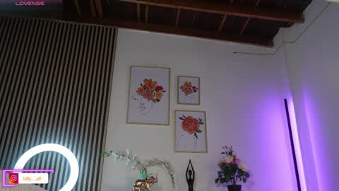 Snapshot of lilly_dollss chatting on April 15, 1:40 pm Sofia online show from April 15, 1:40 pm