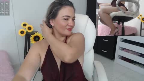 Snapshot of lilly_milf chatting on December 5, 1:14 am Lilly online show from December 5, 1:14 am
