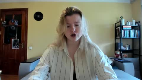 Snapshot of lillydepp chatting on April 25, 10:18 am Lilly Depp online show from April 25, 10:18 am