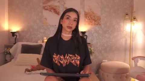 Snapshot of lillythompson_ chatting on June 10, 3:18 am Lilly Thompson online show from June 10, 3:18 am