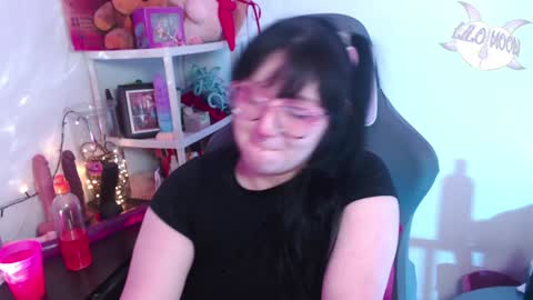 Snapshot of lilomoon69 chatting on December 3, 5:31 am Lilo online show from December 3, 5:31 am