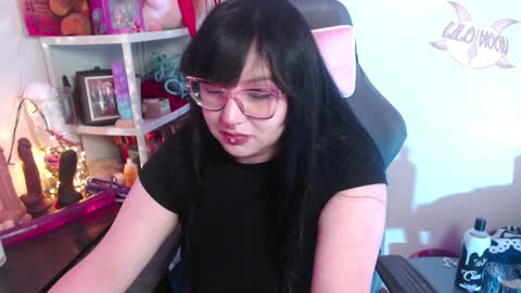 Snapshot of lilomoon69 chatting on December 6, 6:37 am Lilo online show from December 6, 6:37 am