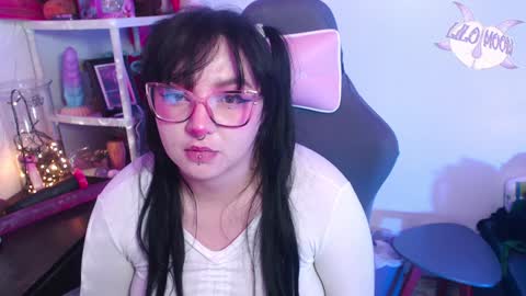 Snapshot of lilomoon69 chatting on December 31, 5:22 am Lilo online show from December 31, 5:22 am