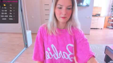 Snapshot of liloneforyou chatting on October 3, 10:23 am Semmy online show from October 3, 10:23 am