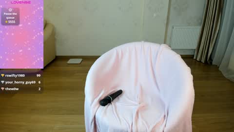 LILY online show from December 5, 4:23 pm