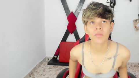 Snapshot of lily_and_lina chatting on November 25, 12:16 pm Lily and Lina online show from November 25, 12:16 pm