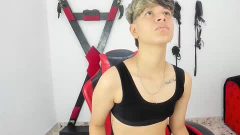 Snapshot of lily_and_lina chatting on November 26, 12:06 pm Lily and Lina online show from November 26, 12:06 pm