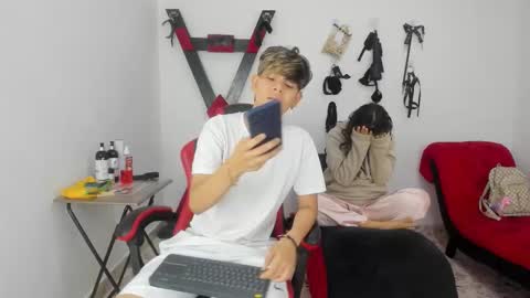 Snapshot of lily_and_lina chatting on December 5, 12:14 pm Lily and Lina online show from December 5, 12:14 pm