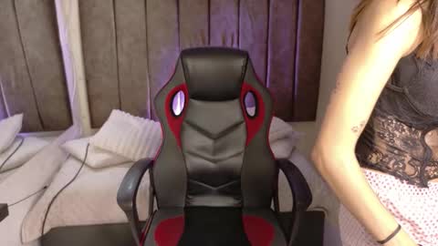 Snapshot of lily_beet chatting on November 10, 3:38 am Lily online show from November 10, 3:38 am