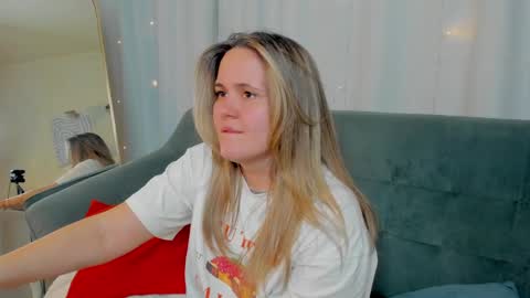 Snapshot of lily_bel chatting on April 1, 1:41 pm Lily online show from April 1, 1:41 pm