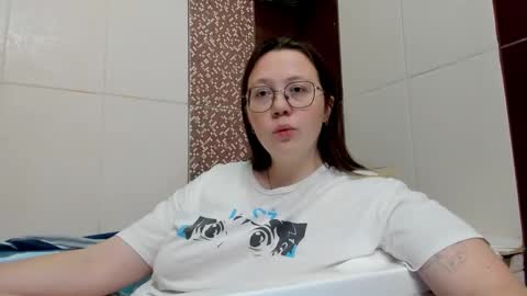 Snapshot of lily_cheys chatting on October 12, 6:29 pm Lily Chays online show from October 12, 6:29 pm