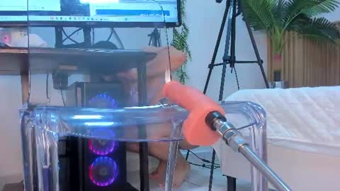 Snapshot of lily_cole27 chatting on June 26, 1:15 pm lily_cole27 online show from June 26, 1:15 pm