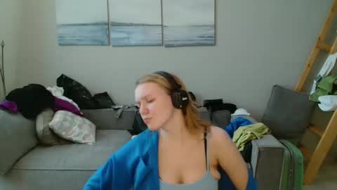 Lily dollyx online show from October 22, 10:15 am