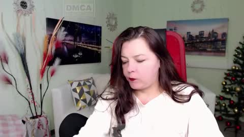 Snapshot of lily_flower7_ chatting on December 19, 8:32 am Lily online show from December 19, 8:32 am