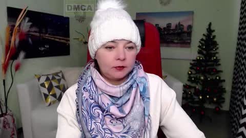 Snapshot of lily_flower7_ chatting on December 23, 8:34 am Lily online show from December 23, 8:34 am