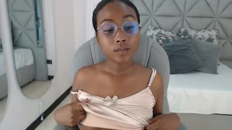 Snapshot of lily_mendoza chatting on June 3, 8:25 pm lily_mendoza online show from June 3, 8:25 pm