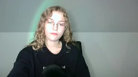 Snapshot of lily_tayberry chatting on October 1, 3:18 pm small lily online show from October 1, 3:18 pm