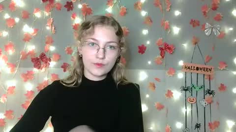 Snapshot of lily_tayberry chatting on October 7, 11:40 am small lily online show from October 7, 11:40 am