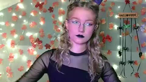 Snapshot of lily_tayberry chatting on October 29, 6:09 pm small lily online show from October 29, 6:09 pm