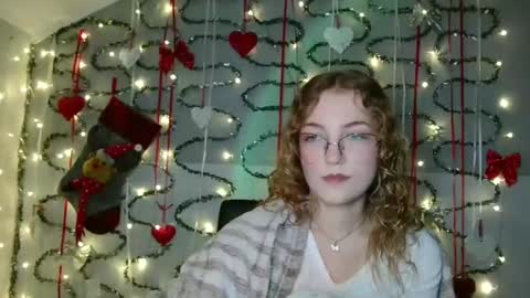 Snapshot of lily_tayberry chatting on December 4, 6:16 pm small lily online show from December 4, 6:16 pm