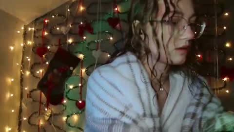 Snapshot of lily_tayberry chatting on December 14, 11:04 am small lily online show from December 14, 11:04 am