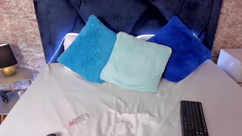 Snapshot of lily_woodz chatting on March 7, 10:21 pm LilyWoodz online show from March 7, 10:21 pm