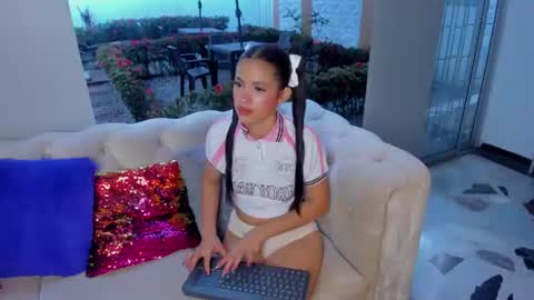 Snapshot of lilyangell chatting on June 13, 12:14 pm Lili online show from June 13, 12:14 pm