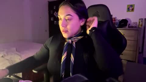 Snapshot of lilyhotson chatting on June 2, 11:07 pm Lily online show from June 2, 11:07 pm