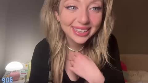 Snapshot of lilymae98 chatting on January 5, 2:06 am LilyMae online show from January 5, 2:06 am