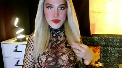 Snapshot of lilymonstercock chatting on December 4, 2:59 pm IM YOUR TRUE GODESS Lilymonstercock online show from December 4, 2:59 pm