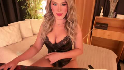 Snapshot of lilymonstercock chatting on April 9, 5:07 am IM YOUR TRUE GODESS Lilymonstercock online show from April 9, 5:07 am