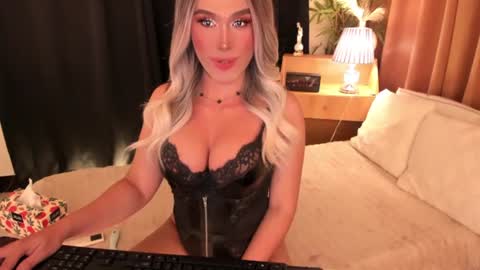 Snapshot of lilymonstercock chatting on June 15, 12:57 am IM YOUR TRUE GODESS Lilymonstercock online show from June 15, 12:57 am