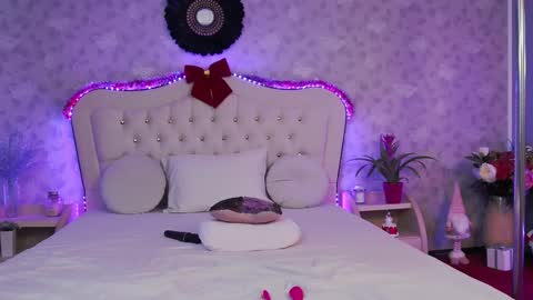 Snapshot of lilyrose_ chatting on December 22, 7:22 am online show from December 22, 7:22 am