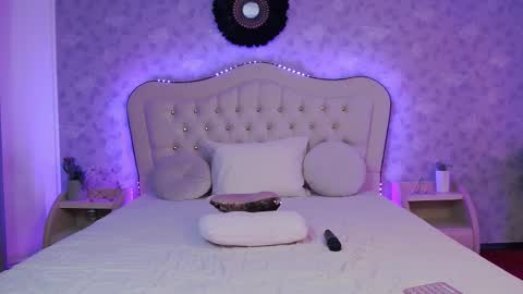 Snapshot of lilyrose_ chatting on February 23, 7:11 am online show from February 23, 7:11 am
