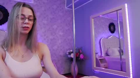Snapshot of lilyrose_ chatting on February 26, 4:03 am online show from February 26, 4:03 am