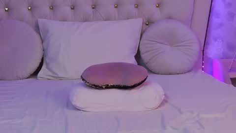 Snapshot of lilyrose_ chatting on March 1, 7:19 am online show from March 1, 7:19 am