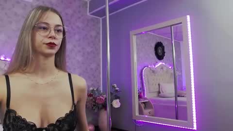 Snapshot of lilyrose_ chatting on September 11, 3:28 am online show from September 11, 3:28 am