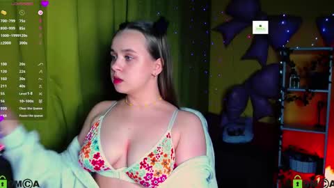 Snapshot of lilysweet13 chatting on April 19, 6:32 pm Lily online show from April 19, 6:32 pm